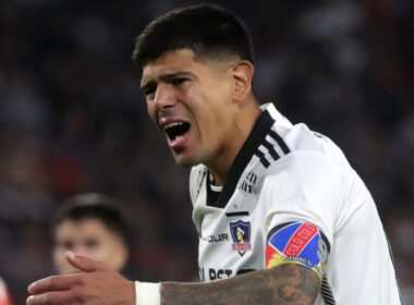 El jugador de Colo-Colo Esteban Pavez durante un duelo en el Campeonato Nacional
