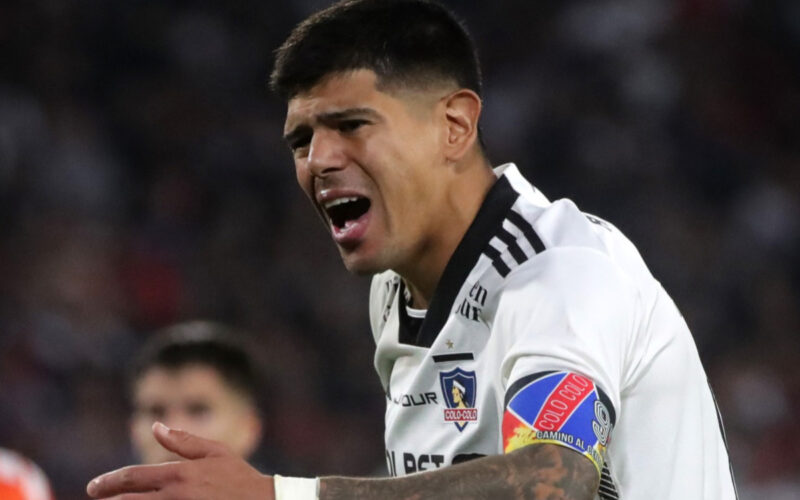 El jugador de Colo-Colo Esteban Pavez durante un duelo en el Campeonato Nacional