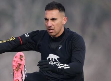 Javier Correa con indumentaria de Colo-Colo durante un entrenamiento.