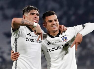 Carlos Palacios y Lucas Cepeda celebrando un gol ante O'higgins en el Estadio Monumental.