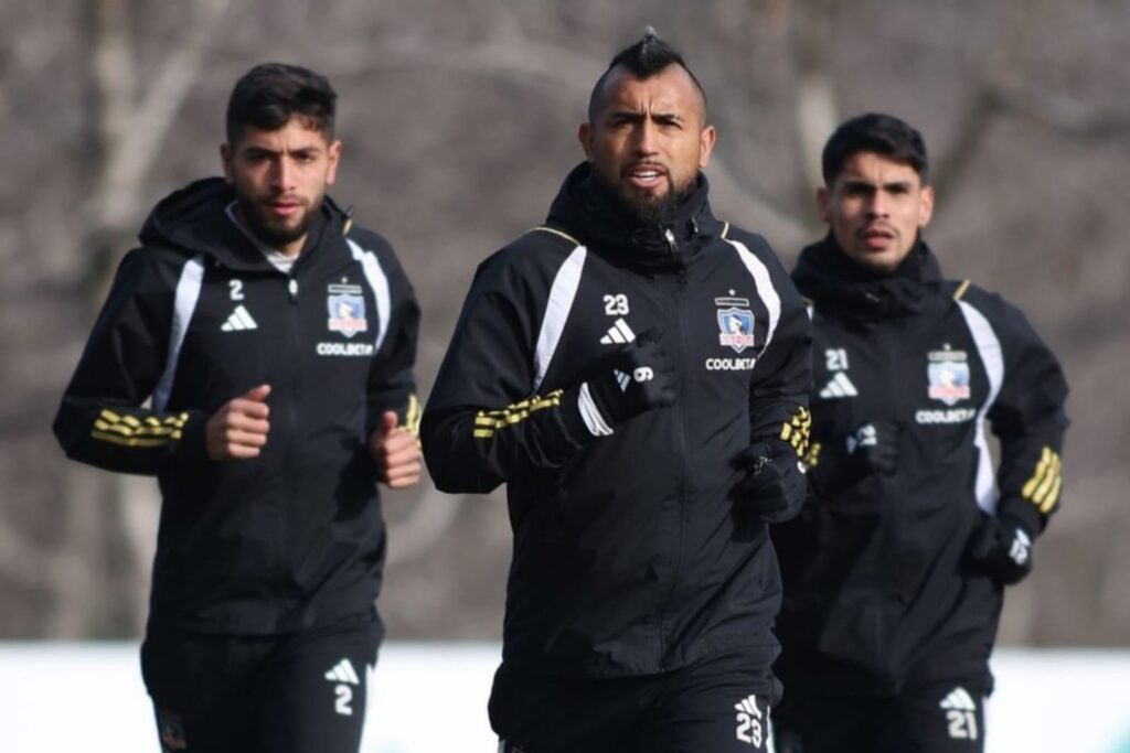 Jeyson Rojas, Arturo Vidal y Erick Wiemberg durante un entrenamiento de Colo-Colo en el Centro Deportivo del Sifup.