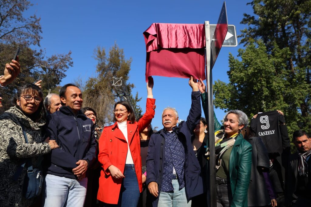 Carlos Caszely durante la inauguración de la calle con su nombre en la comuna de Santiago