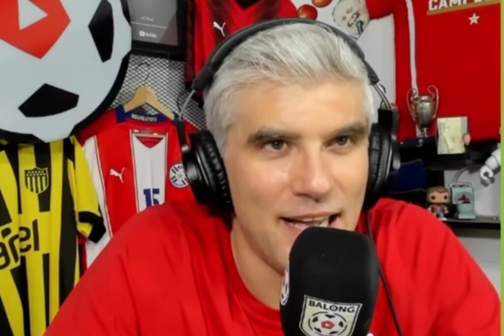 Manuel de Tezanos hablando en un micrófono de Balong Radio.