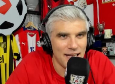 Manuel de Tezanos hablando en un micrófono de Balong Radio.