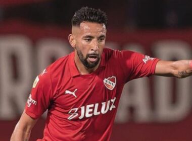 Mauricio Isla con la camiseta de Independiente de Avellaneda.
