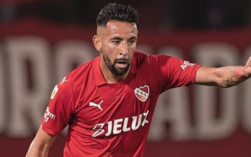 Mauricio Isla con la camiseta de Independiente de Avellaneda.