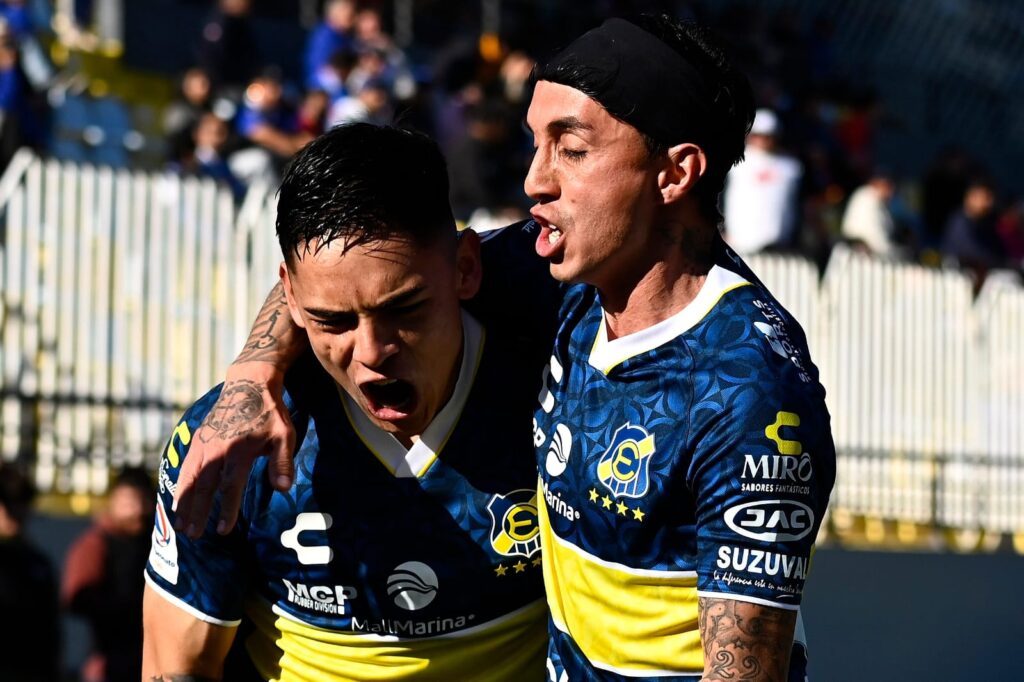 Joan Cruz celebrando su gol con Everton de Viña del Mar contra Universidad de Chile.