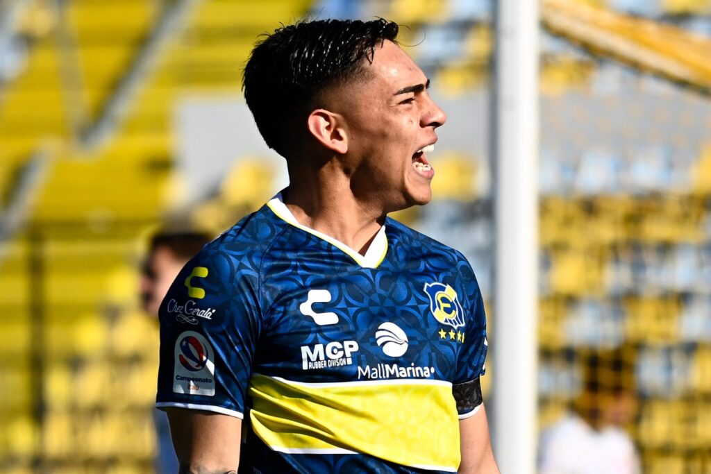 Joan Cruz celebrando su primer gol con Everton de Viña del Mar.
