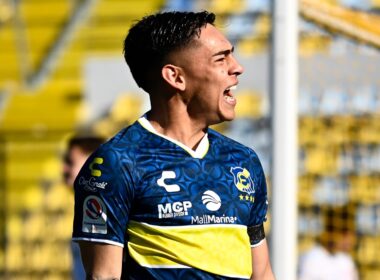 Joan Cruz celebrando su primer gol con Everton de Viña del Mar.
