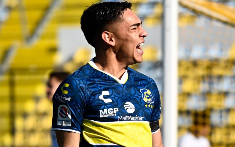 Joan Cruz celebrando su primer gol con Everton de Viña del Mar.