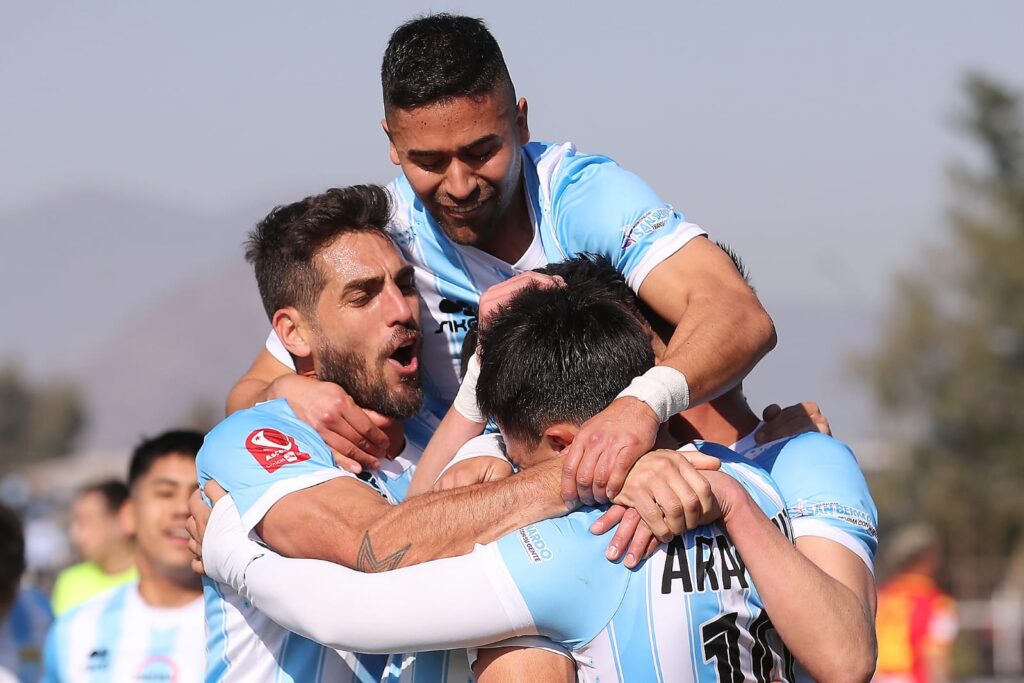 Jugadores de Magallanes celebrando su gol frente a Unión Española.