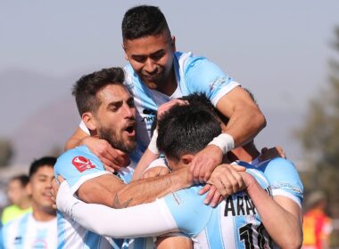 Jugadores de Magallanes celebrando su gol frente a Unión Española.