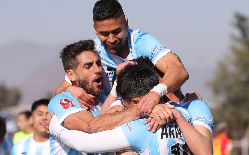 Jugadores de Magallanes celebrando su gol frente a Unión Española.