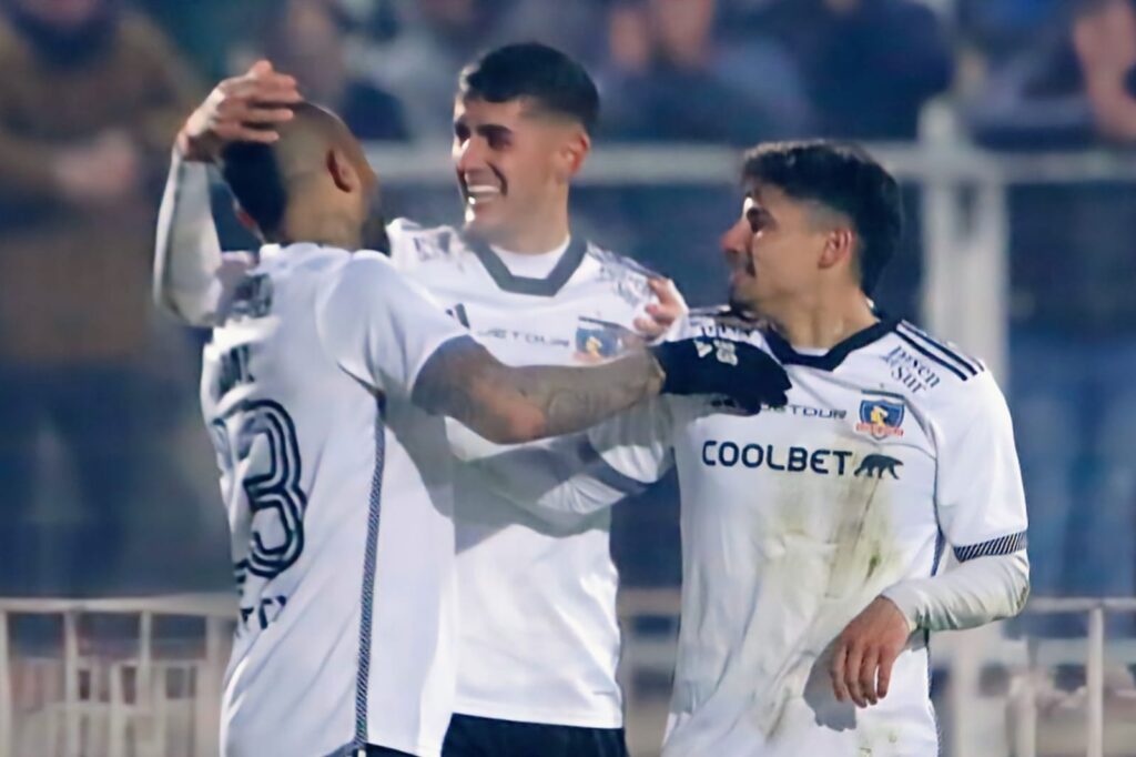 Arturo Vidal, Bruno Gutiérrez y Alexander Oroz celebrando un gol de Colo-Colo