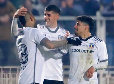 Arturo Vidal, Bruno Gutiérrez y Alexander Oroz celebrando un gol de Colo-Colo