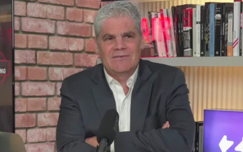 Juan Cristóbal Guarello con brazos cruzados