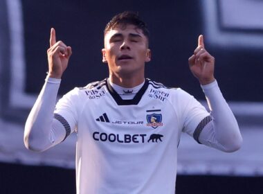 Damián Pizarro celebrando un gol con la camiseta de Colo-Colo