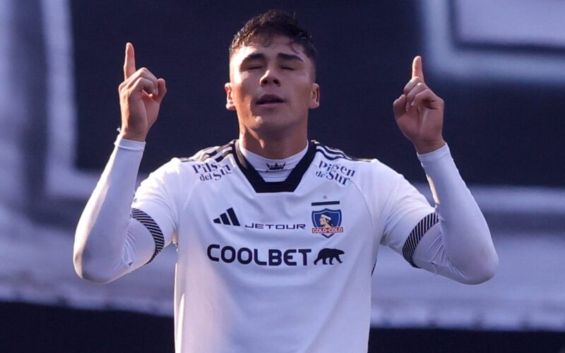 Damián Pizarro celebrando un gol con la camiseta de Colo-Colo