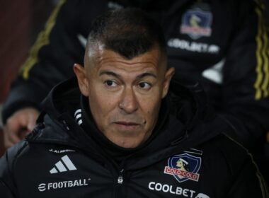 Jorge Almirón con indumentaria de Colo-Colo