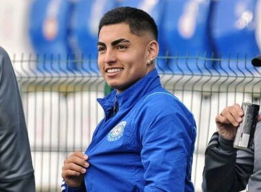 Jordhy Thompson con camiseta de Orenburg