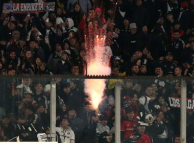 Hinchas de Colo-Colo son fotografiados durante el partido de amistoso realizado en el estadio Monumental.