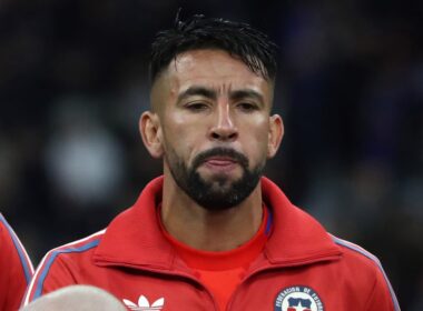 Mauricio Isla con indumentaria de la Selección Chilena.