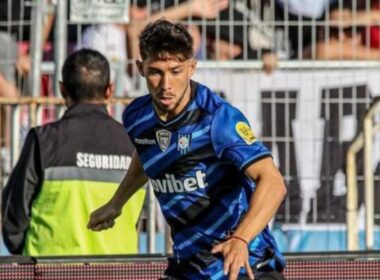 Felipe Loyola con camiseta de Huachipato.