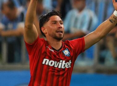 Felipe Loyola celebrando un gol con camiseta de Huachipato.