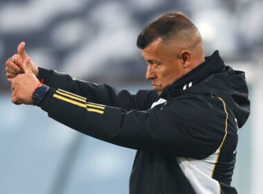Jorge Almirón levantando el pulgar de sus manos.