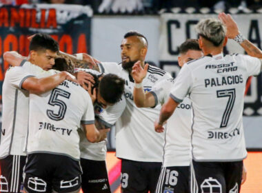 Jugadores de Colo-Colo celebrando un gol