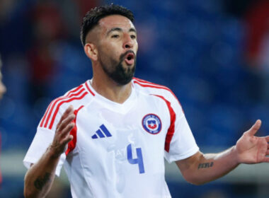 Mauricio Isla con la camiseta de la Selección Chilena.