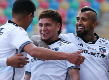 Jugadores de Colo-Colo celebrando el gol de Leonardo Gil a Audax Italiano