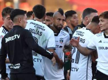 Jugadores de Colo-Colo durante el duelo con Unión Española en la primera rueda del Campeonato Nacional.