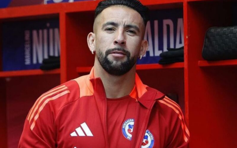 Mauricio Isla con indumentaria de la Selección Chilena.