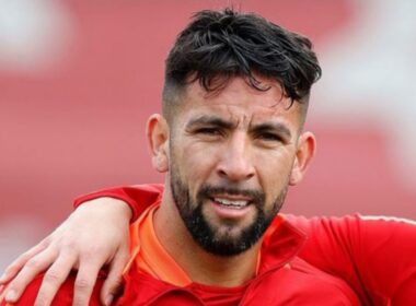 Mauricio Isla entrenando con indumentaria de la Selección Chilena.