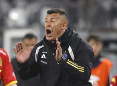 Jorge Almirón gritando durante el partido de Colo-Colo vs Unión Española.