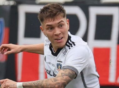 Lucas Soto con camiseta de Colo-Colo durante un partido.
