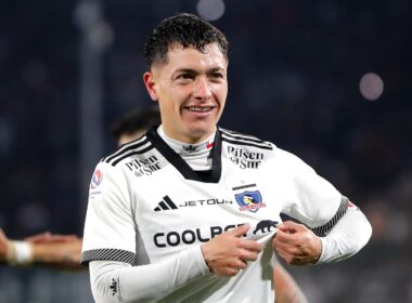 Cristián Zavala mostrando el escudo de Colo-Colo en su camiseta