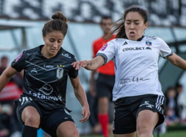 Jugadoras de Colo-Colo y Santiago Morning disputando un balón.