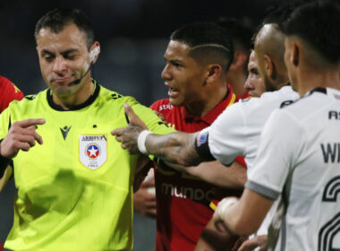 Jugadores de Colo-Colo y Unión Española en diálogo con el juez Diego Flores.