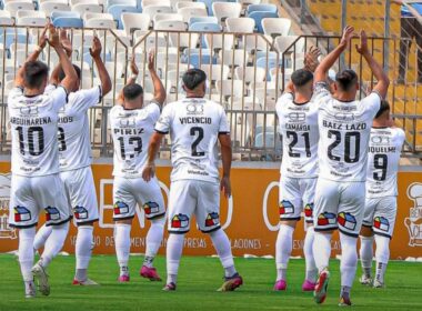 Enzo Riquelme con San Marcos de Arica saludando al público.