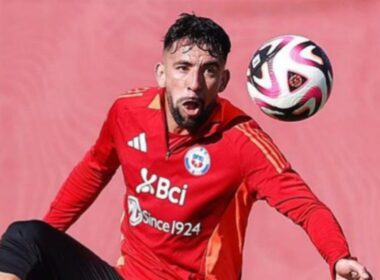 Mauricio Isla con la camiseta de la Selección Chilena.