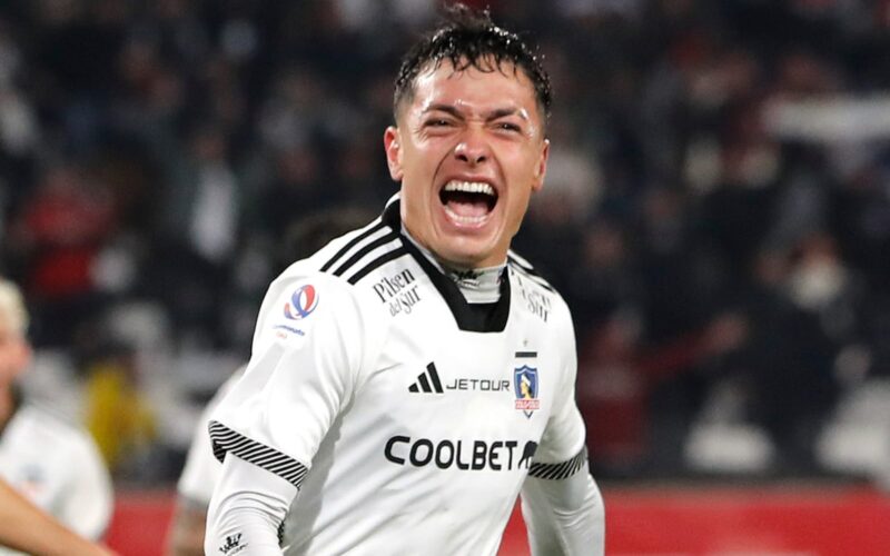 Cristián Zavala celebrando un gol con la camiseta de Colo-Colo.
