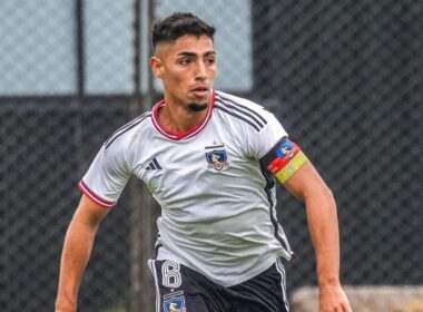 Dylan Portilla portando la jineta de capitán durante un partido de Colo-Colo Proyección.