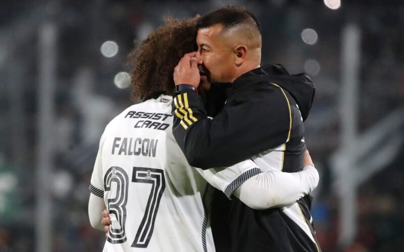 Maximiliano Falcón y Jorge Almirón abrazados durante un partido de Colo-Colo.