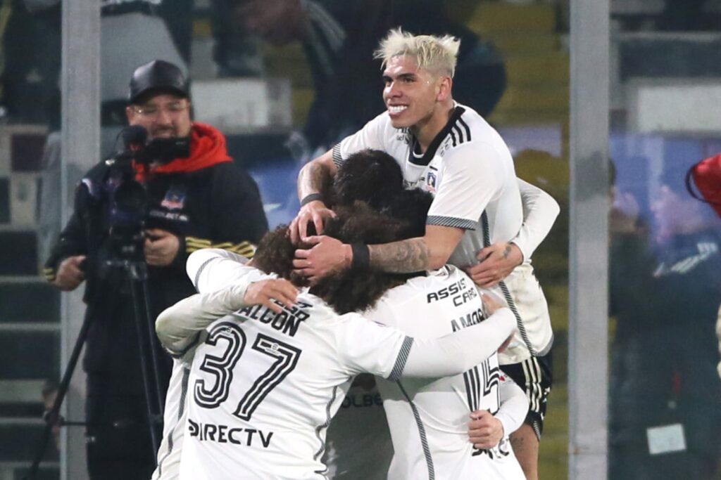Jugadores de Colo-Colo celebrando un gol en el Estadio Monumental.