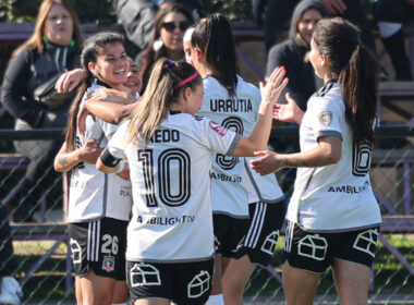 Jugadoras de Colo-Colo celebrando un gol frente a Santiago Morning.