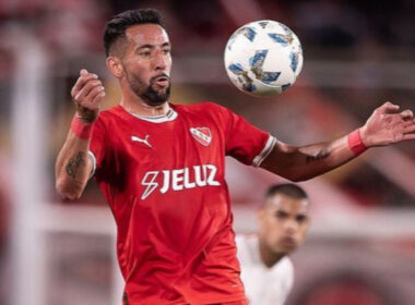 Primer plano al jugador de Independiente, Mauricio Isla.