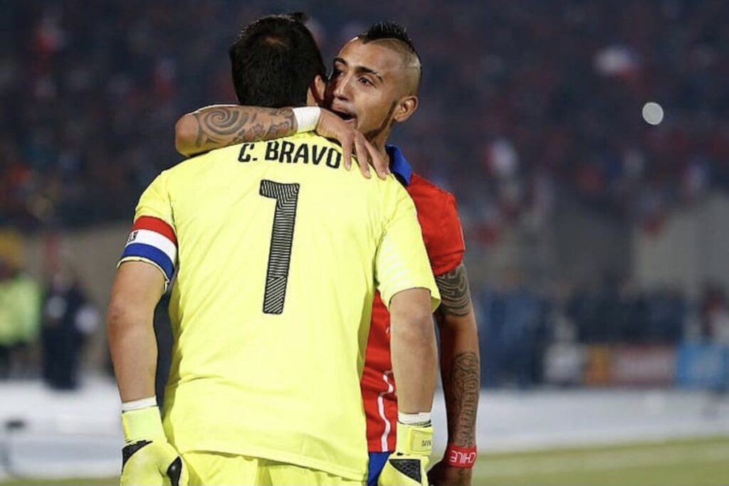 Claudio Bravo abrazado con Arturo Vidal.