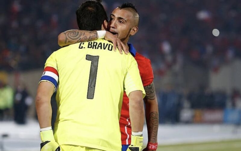 Claudio Bravo abrazado con Arturo Vidal.